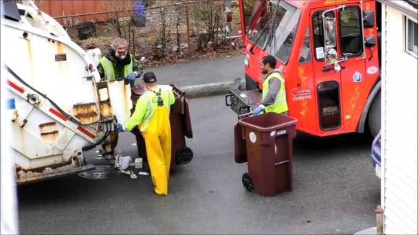 Týdenní recyklace pickup s posádkou — Stock video