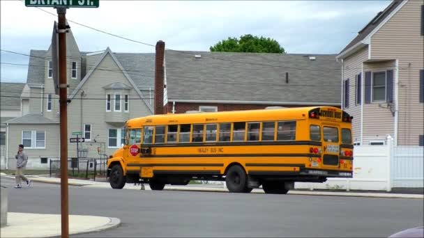 Lo scuolabus lascia andare i bambini — Video Stock