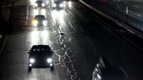 Trafic sur une autoroute la nuit — Video