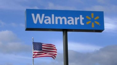 Walmart Otoban işareti, Amerikan bayrağı sallayarak