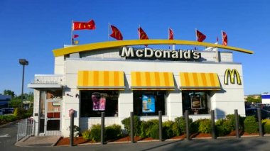 Mavi gökyüzünde sallayarak Mcdonalds Restoran bayrakları