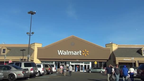 Walmart store front entrance customers, drive up — Stock Video