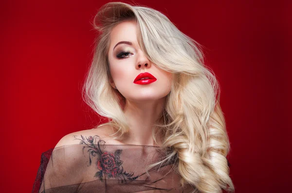 Glamour mujer rubia elegante con los labios rojos provocan sobre brillante —  Fotos de Stock