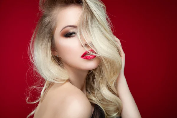Portrét móda sexuální blondýnka s provokativní lesklý r — Stock fotografie