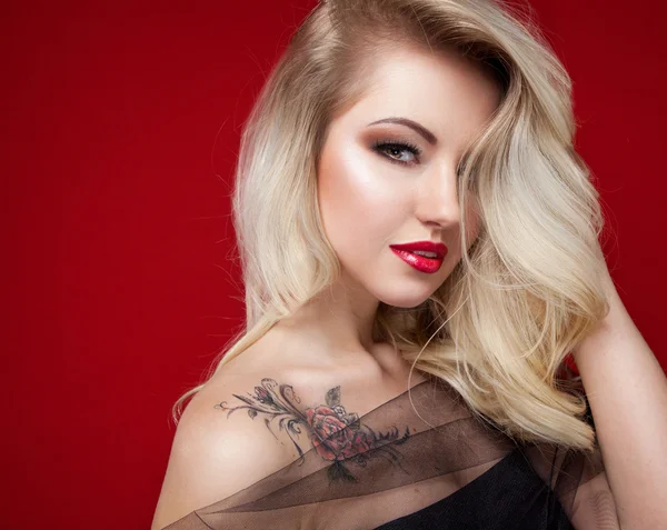 Sehr schöne junge blonde sexy weibliche Modell in erotischen Dessous — Stockfoto
