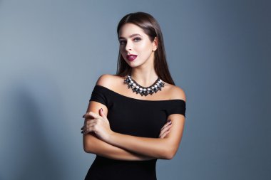 Güzel kadın model şık elbise ve moda neckla poz