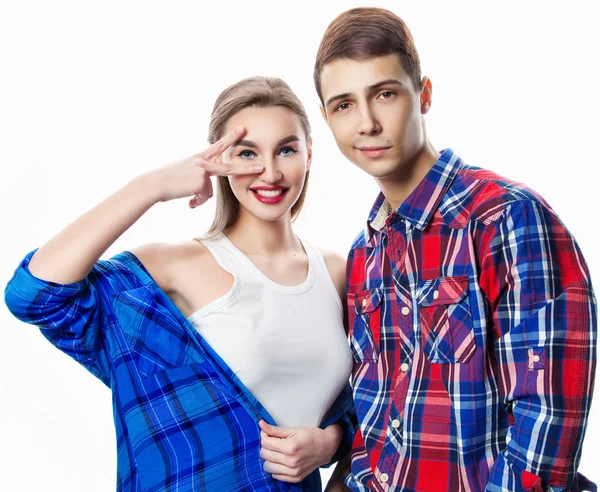 Emotivní portrét mladých krásných pár v módní oblečení pro volný čas — Stock fotografie