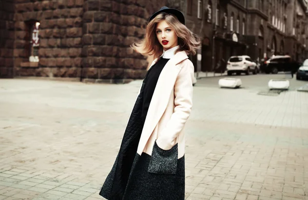 Sokak moda kavramı. Genç kadın inspring Vintage portresi