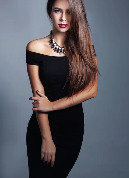 Modeporträt einer eleganten schönen Frau im langen schwarzen Kleid. — Stockfoto
