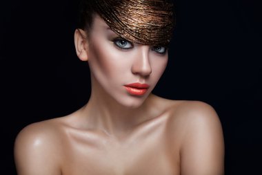 Sanat moda portre ona altın boncuk ile güzel kadının