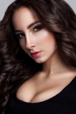 Kadın güzellik kavramı. Sağlıklı kıvırcık saçlı genç ve güzel kadın