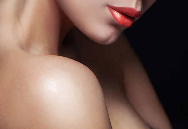 Yakın çekim güzel dudaklı genç kadının portresi — Stok fotoğraf