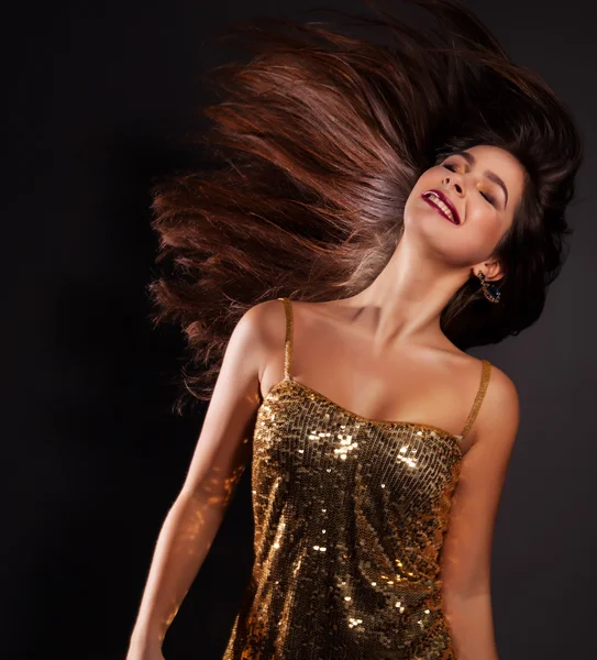 Jovem feliz em vestido de festa com cabelo frattering . — Fotografia de Stock