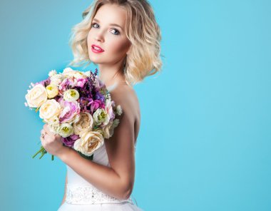 Güzel genç gelin gelinlik bouque tover blu holding