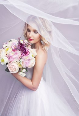 Şehvetli portrat çiçek buketi tutan genç güzel gelinin 