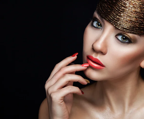 Beautiful  Girl Portrait.Makeup. Sensual Coral Lips and Smokey g — Stock Photo, Image