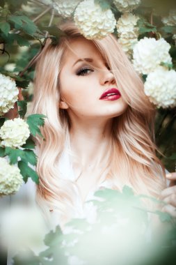 Bahar çiçekleri güzel sarışın kadın