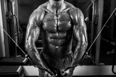 Vücut geliştirmeci daha iyi tanımı için kablo çekme kelebeği yapıyor 