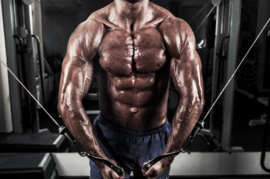 spor salonunda egzersiz kadar iterek kaslı vücut geliştirmeci çalışır