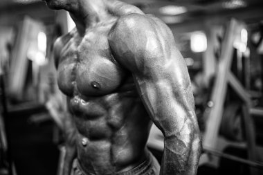 güçlü atletik adam jimnastiği