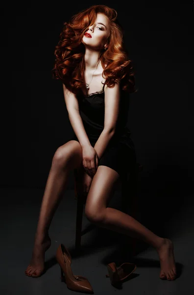Schöne rothaarige Frau entspannt sich in schwarzer Seide peignoir, nehmen — Stockfoto