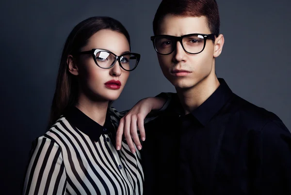 Couple de mannequins portant des lunettes de soleil. Femme sexy et handsom — Photo