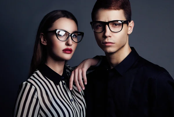 Moda çift giyen güneş gözlüğü modelleri. Seksi kadın ve handsom