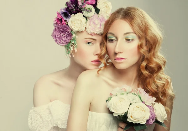 Concept de beauté féminine. Gros plan portrait de deux jeunes belles w — Photo