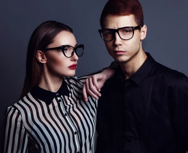 Concept de lunettes. Portrait de couple de mode magnifique en noir cl — Photo