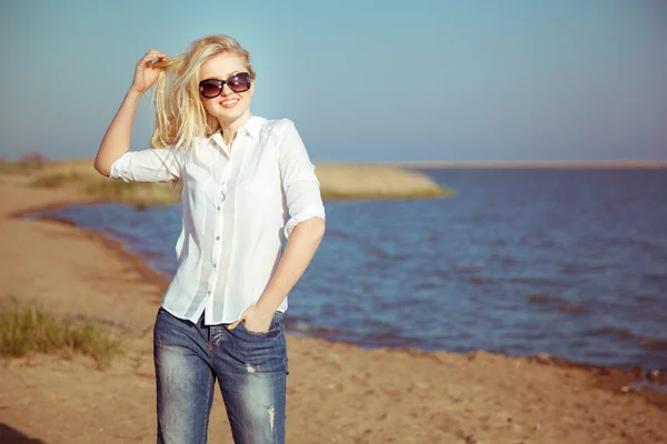 Belle et heureuse jeune femme profitant de l'été et du beau temps à la mer — Photo