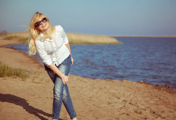 Mujer joven hermosa y feliz disfrutando del verano y el buen tiempo en el mar — Foto de Stock