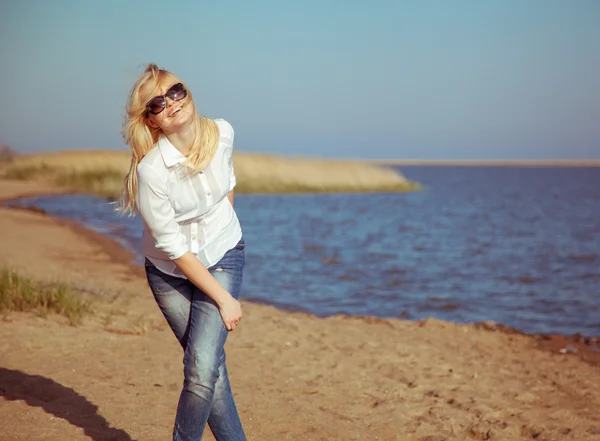 Vakker og lykkelig ung kvinne som nyter sommer og godt vær ved havet – stockfoto