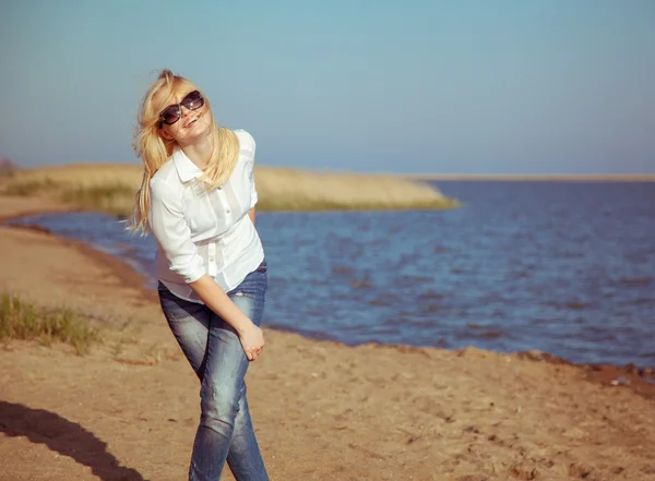 Beautiful and happy young woman enjoying summer and good weather at the sea — Stock Photo, Image