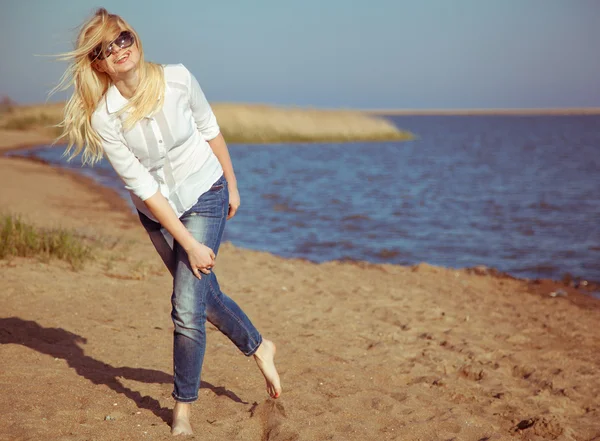 Beautiful and happy young woman enjoying summer and good weather at the sea — Stock Fotó