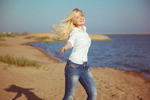 Beautiful and happy young woman enjoying summer and good weather at the sea — Stock Photo, Image