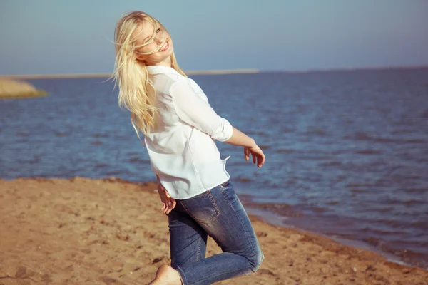 Beautiful and happy young woman enjoying summer and good weather at the sea — 스톡 사진
