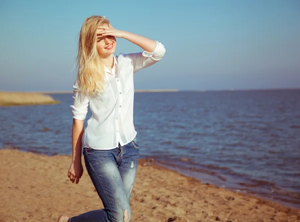 Belle et heureuse jeune femme profitant de l'été et du beau temps à la mer — Photo