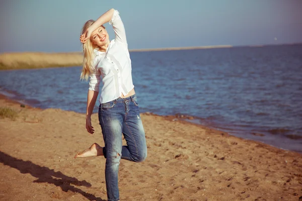 Beautiful and happy young woman enjoying summer and good weather at the sea — 스톡 사진