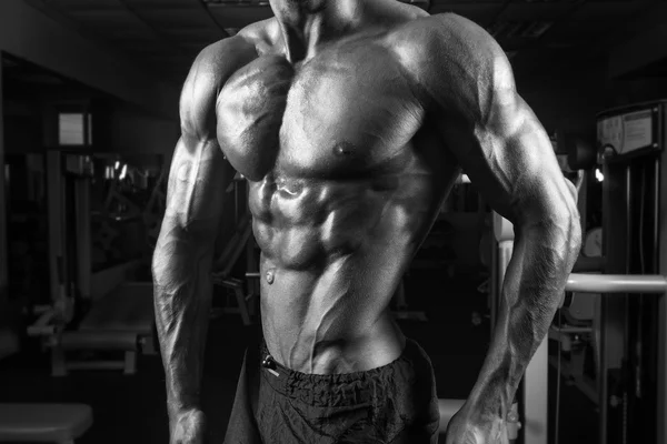 Starke männliche Bauchmuskeln im Fitnessstudio — Stockfoto