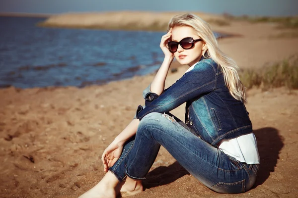 Young beautiful woman in casual clothes and trendy sunglasses si — Φωτογραφία Αρχείου