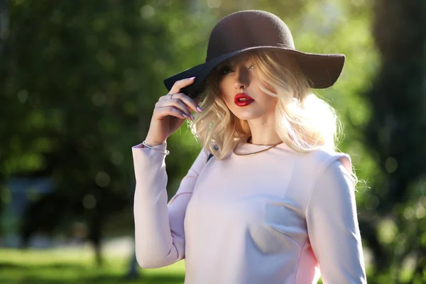 Retrato de moda de mujer hermosa elegante en sombrero de moda negro — Foto de Stock