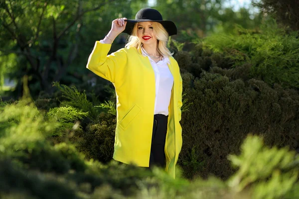 Luminoso ritratto estivo di giovane donna di moda in oversize giallo — Foto Stock