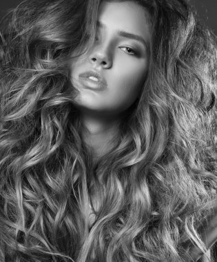 Güzellik Portresi manken uzun dalgalı hacmi ile yukarı kapatın 