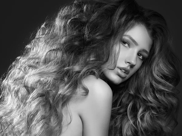 ファッションの長い巻き毛を持つ美しい女性の肖像画。ボリューム — ストック写真
