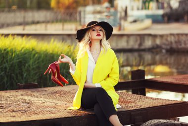 Beutifull genç bayan sakin ve yaz takin deniz kenarında keyfini çıkarın