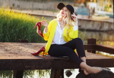 Beutifull genç bayan sakin ve yaz takin deniz kenarında keyfini çıkarın