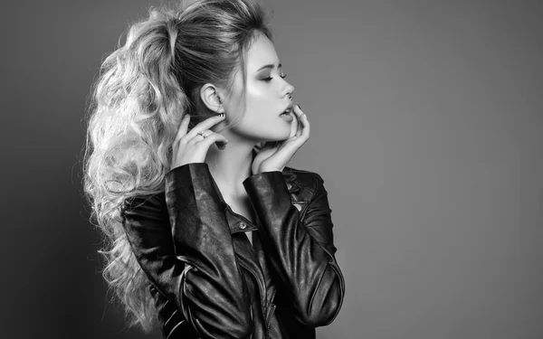 Retrato de moda de cabello largo atractivo nlond mujer joven en bl — Foto de Stock