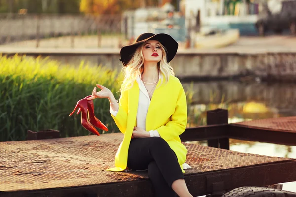 Beutifull genç bayan sakin ve yaz takin deniz kenarında keyfini çıkarın