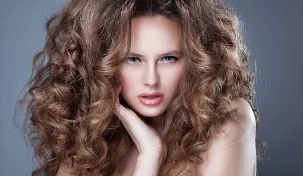 Porträt der schönen blonden Frau mit lockiger Frisur und Brig — Stockfoto