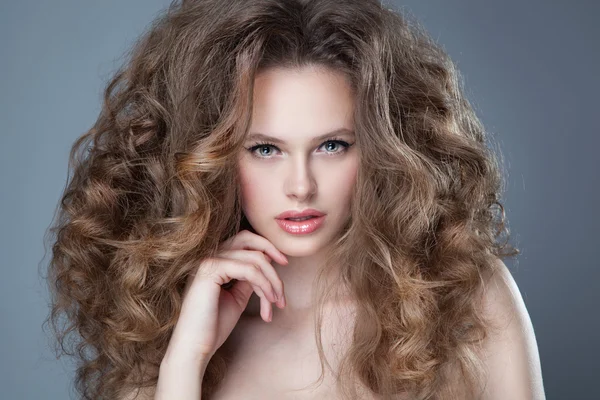 Porträt der schönen blonden Frau mit lockiger Frisur — Stockfoto